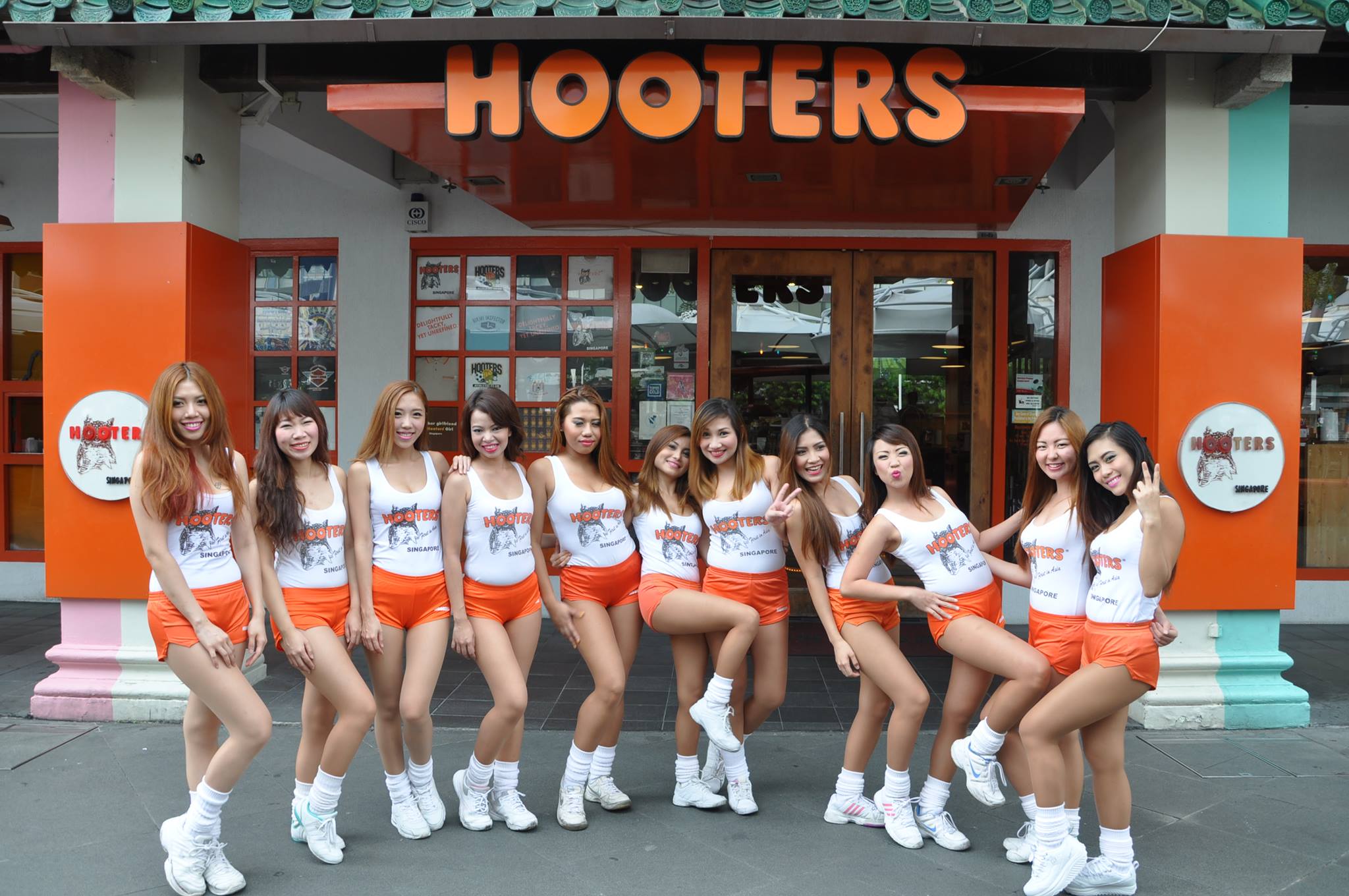 Hooters signs 51 college football offensive linemen to nil deals